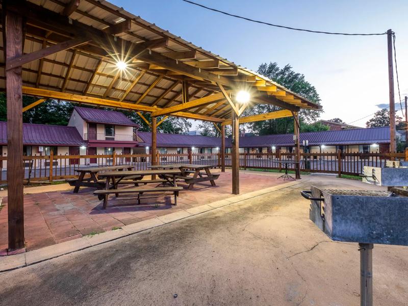 outdoor area at Red Roof Starkville