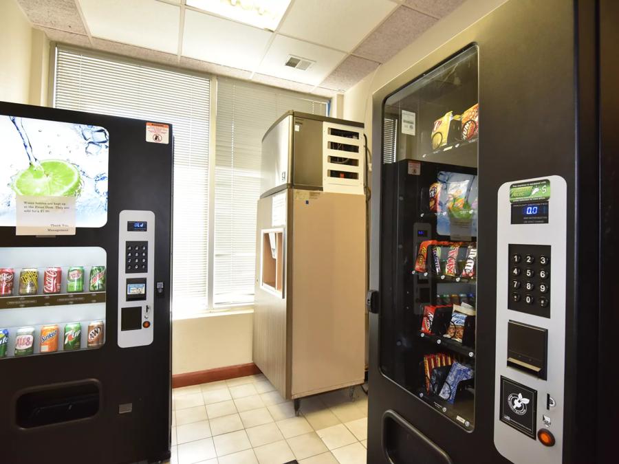 Red Roof Inn Winchester Vending Image