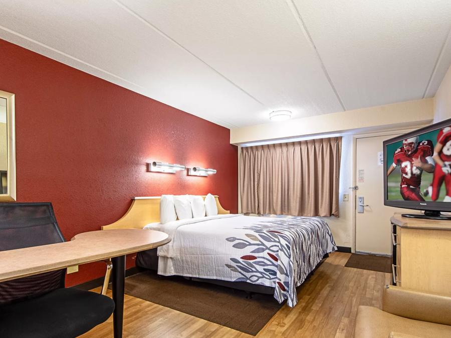 Red Roof Inn Utica Superior King Room Image 