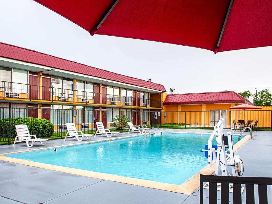 Red Roof Inn Slidell Pool Image