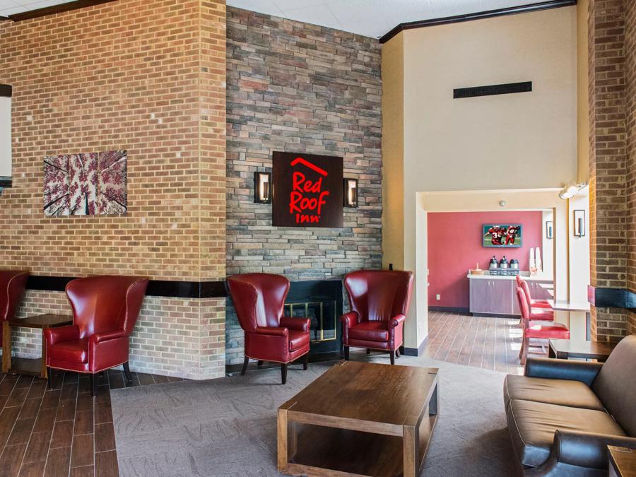 Red Roof Inn Raleigh Southwest - Cary Lobby and Sitting Area Image