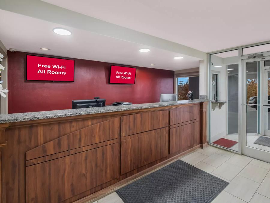 Red Roof Inn & Suites Jackson, TN Front Desk Image