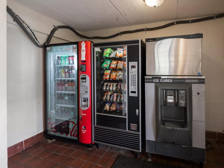 Red Roof Inn Jackson Downtown - Fairgrounds Vending Image