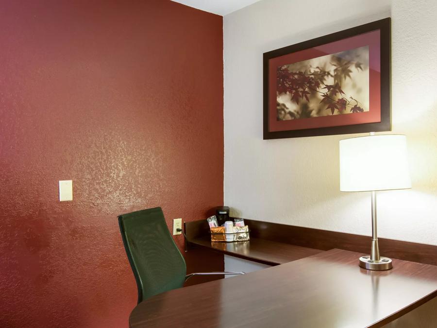 Red Roof Inn Kalamazoo East - Expo Center Superior King Amenities Image