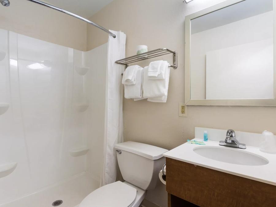 HomeTowne Studios Fort Lauderdale Studio 2 Queen Bathroom Image