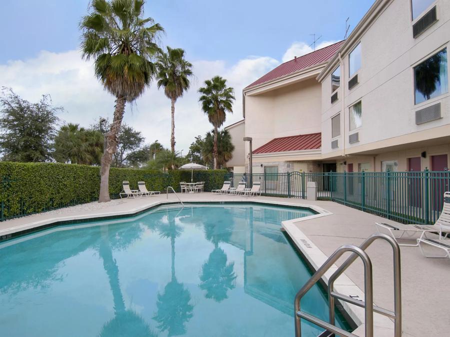 Red Roof PLUS+ West Palm Beach Outdoor Swimming Pool Image