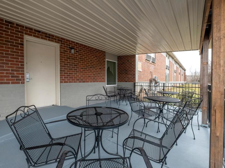 Red Roof Inn Leesburg Outdoor Sitting Area Image