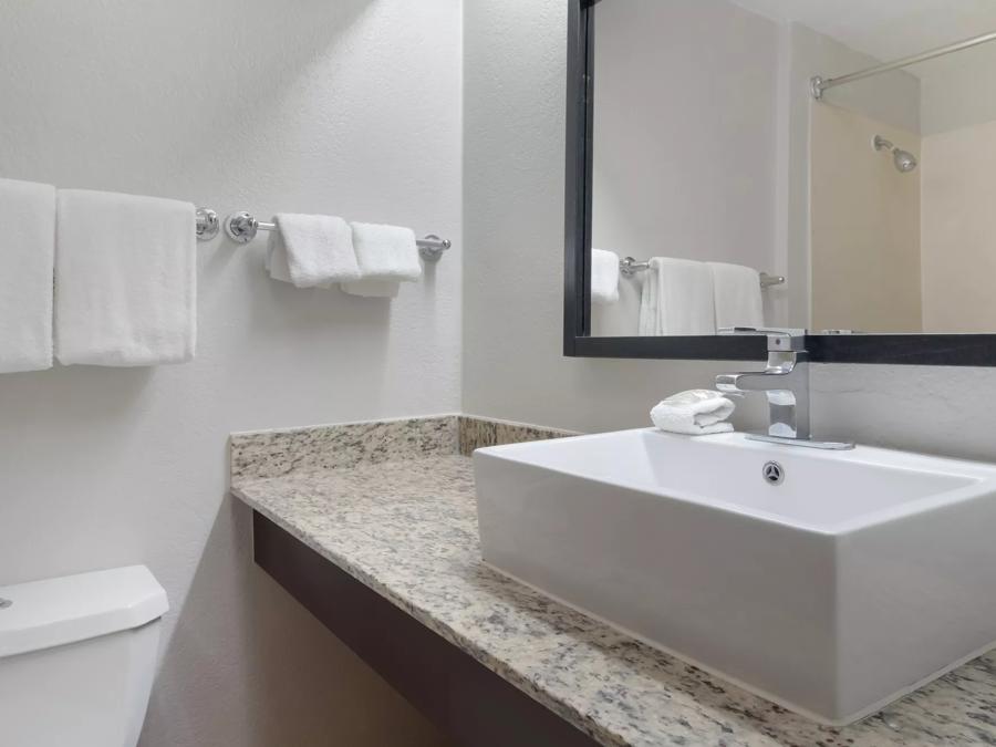Red Roof Inn San Antonio - Seaworld/ Northwest  Suite King Bed Non-Smoking Bathroom