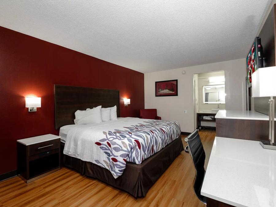 Red Roof Inn Gadsden Deluxe King Bed Non-Smoking Image