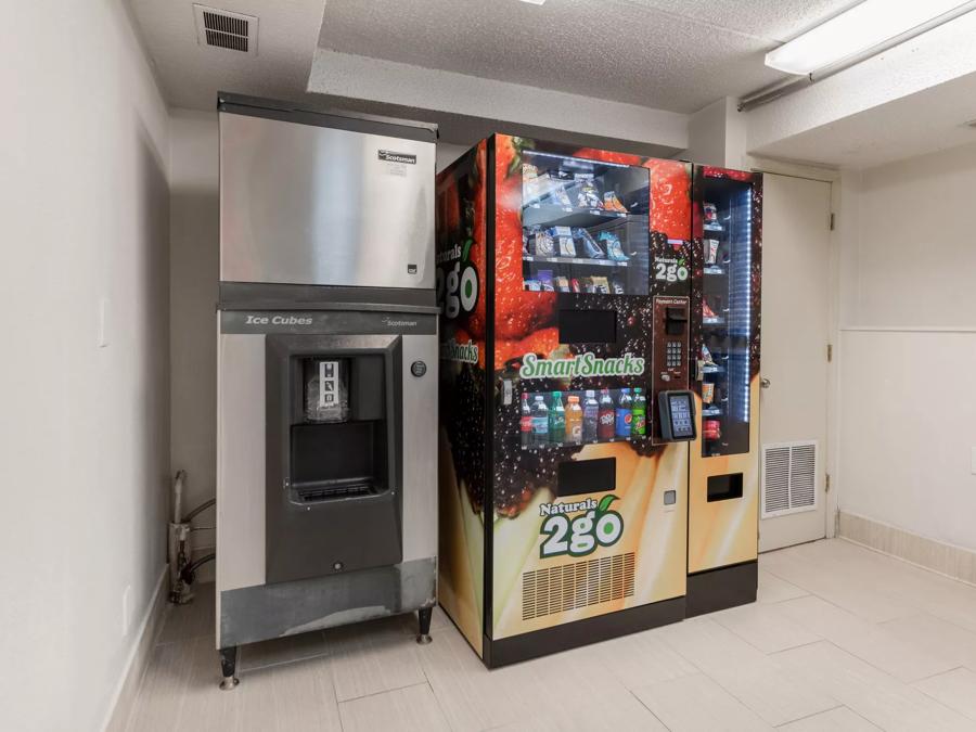 Red Roof PLUS+ Columbus - Worthington Vending Image