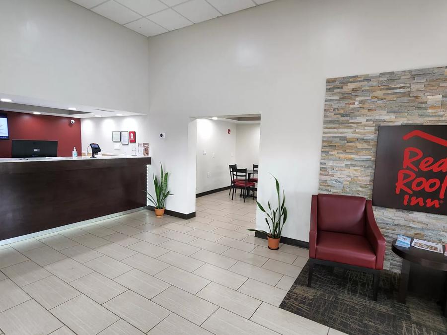 Red Roof Inn Perry Front Desk Image