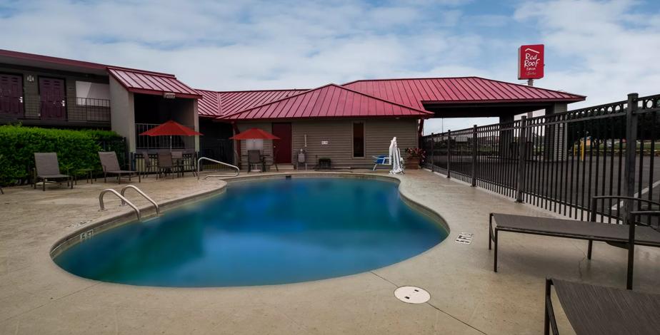 hotels in dothan al with pool