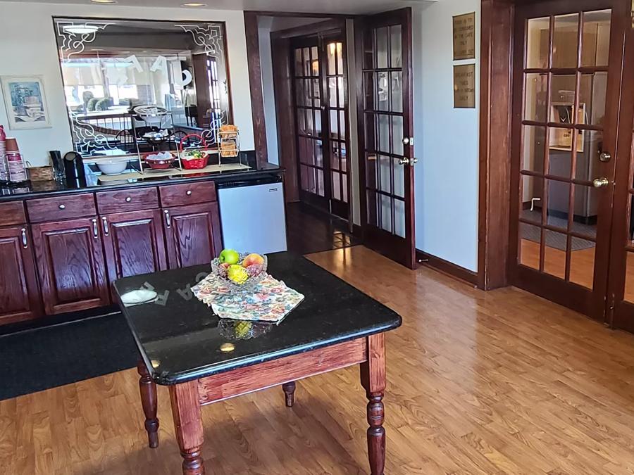 Red Roof Inn & Suites Cornelius - Lake Norman Breakfast Area Image