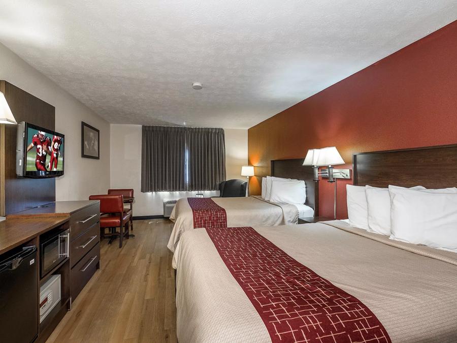 Red Roof Inn & Suites Hermitage Deluxe Double Room Image