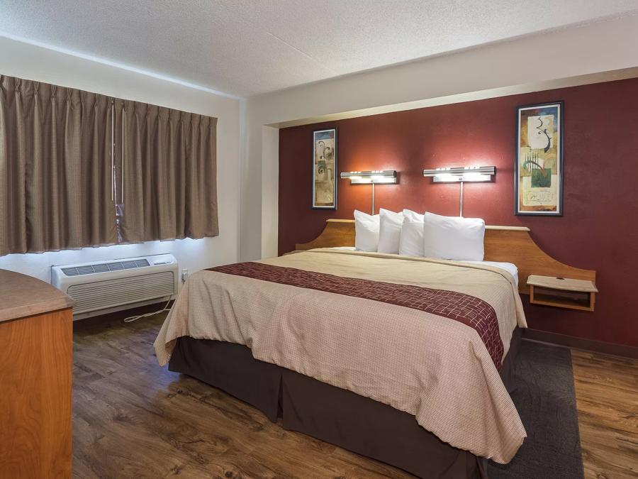 Red Roof Inn & Suites Cleveland - Elyria King Suite Room