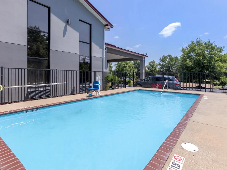 Red Roof Inn & Suites Clinton, MS Pool Image