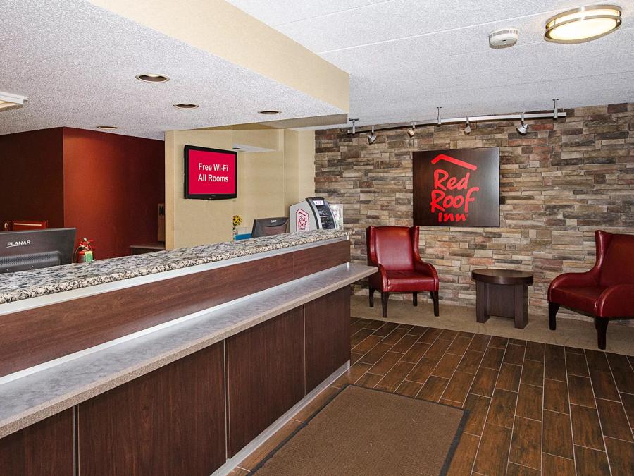 Red Roof Inn Philadelphia - Oxford Valley Front Desk and Lobby Image