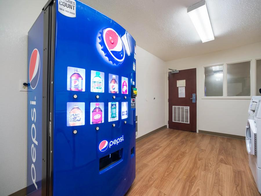 HomeTowne Studios St. Louis - Airport/N Lindbergh Vending Image