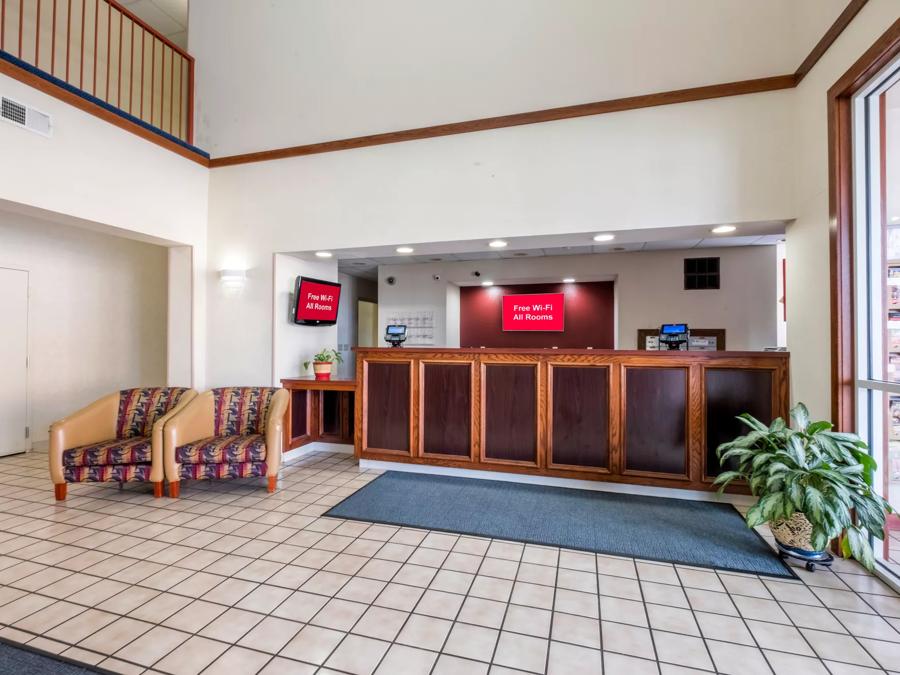 Red Roof Inn St Robert - Ft Leonard Wood Front Desk and Lobby Area