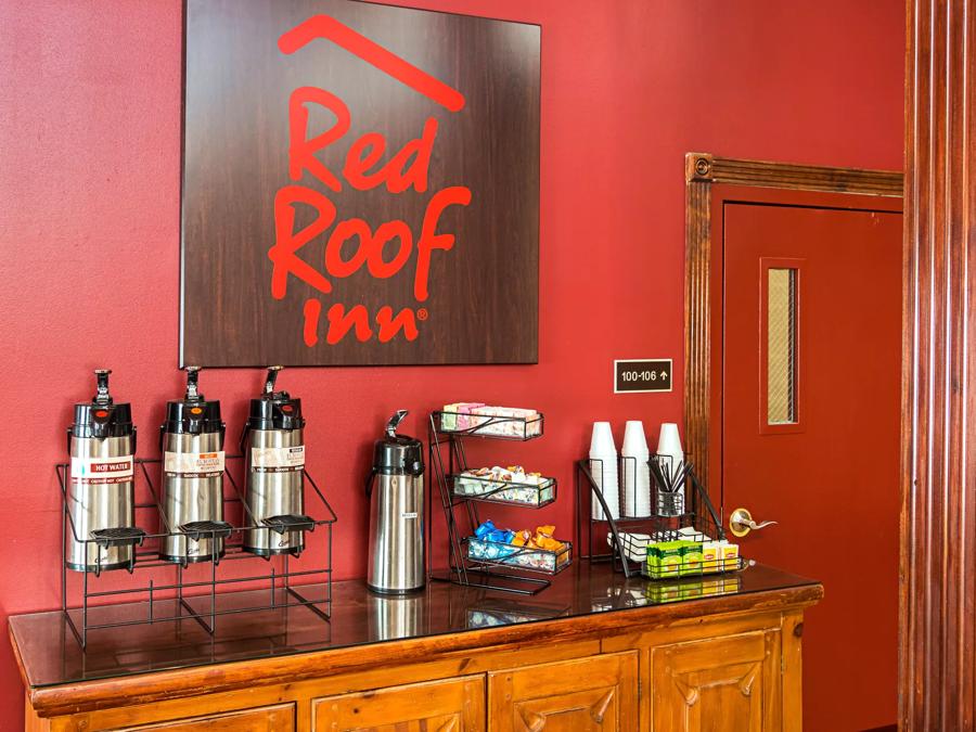 Red Roof Inn & Suites Lake Orion/Auburn Hills Front Desk and Lobby Image