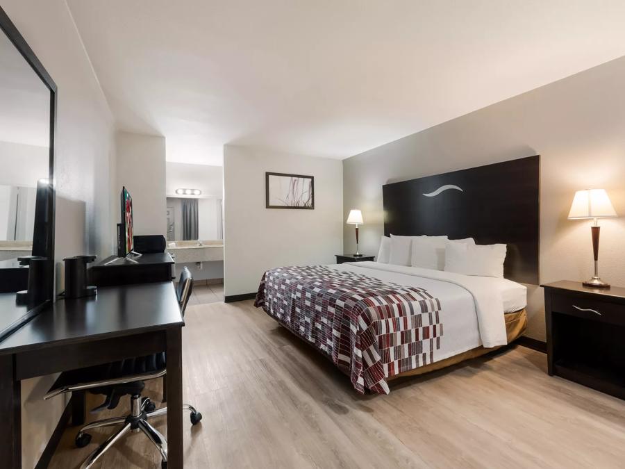 Red Roof Inn College Station Superior King Room Image