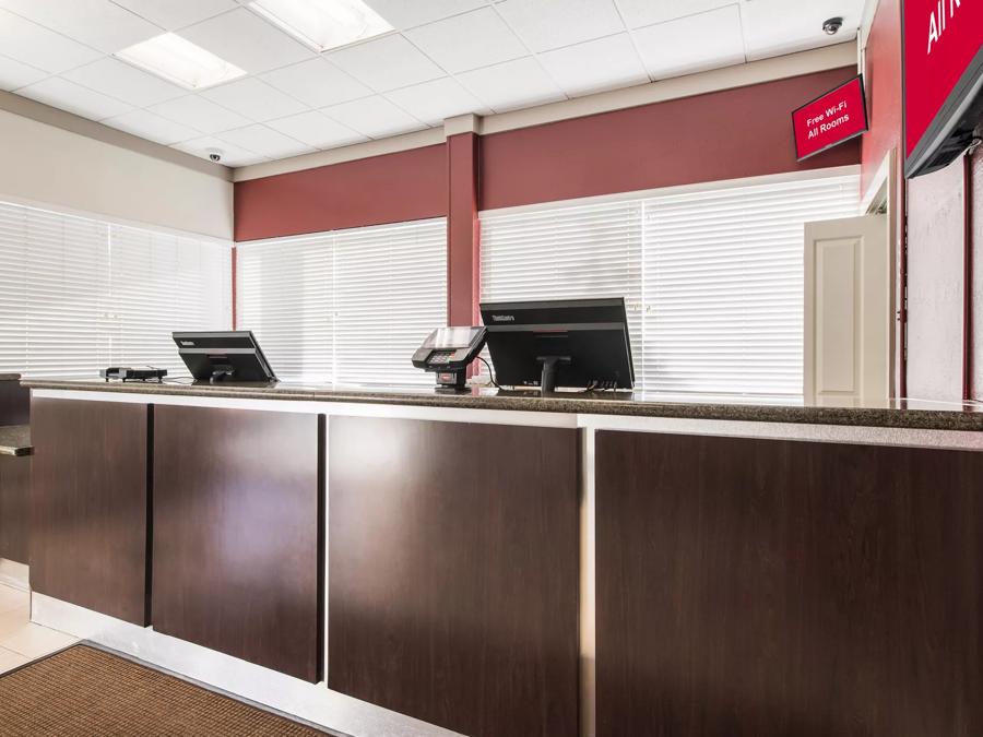 Red Roof Inn Seattle Airport - SEATAC Front Desk Image