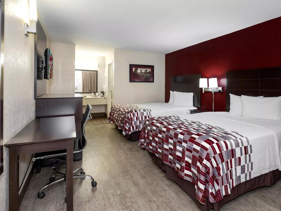 Red Roof Inn Bakersfield Deluxe 2 Queen Beds Non-Smoking Image