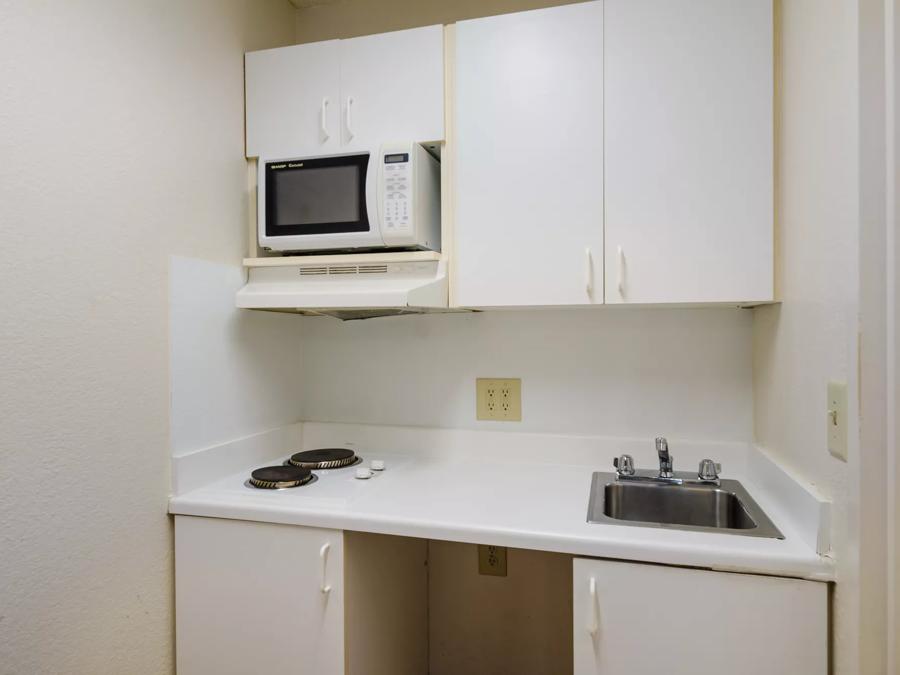 HomeTowne Studios Winston-Salem - University Pkwy Kitchenette Image