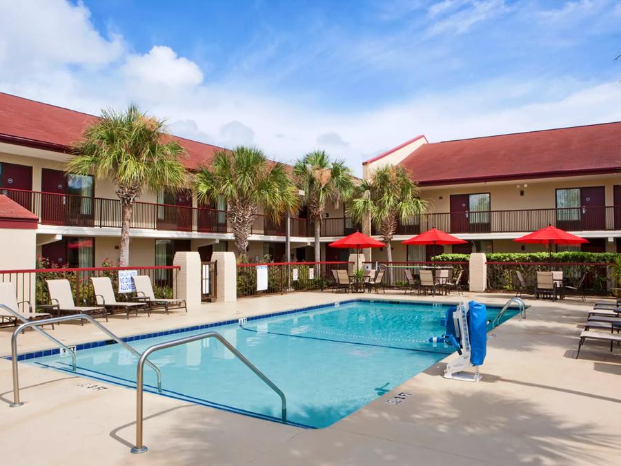 Red Roof PLUS+ Mt Pleasant - Patriots Point Outdoor Swimming Pool image