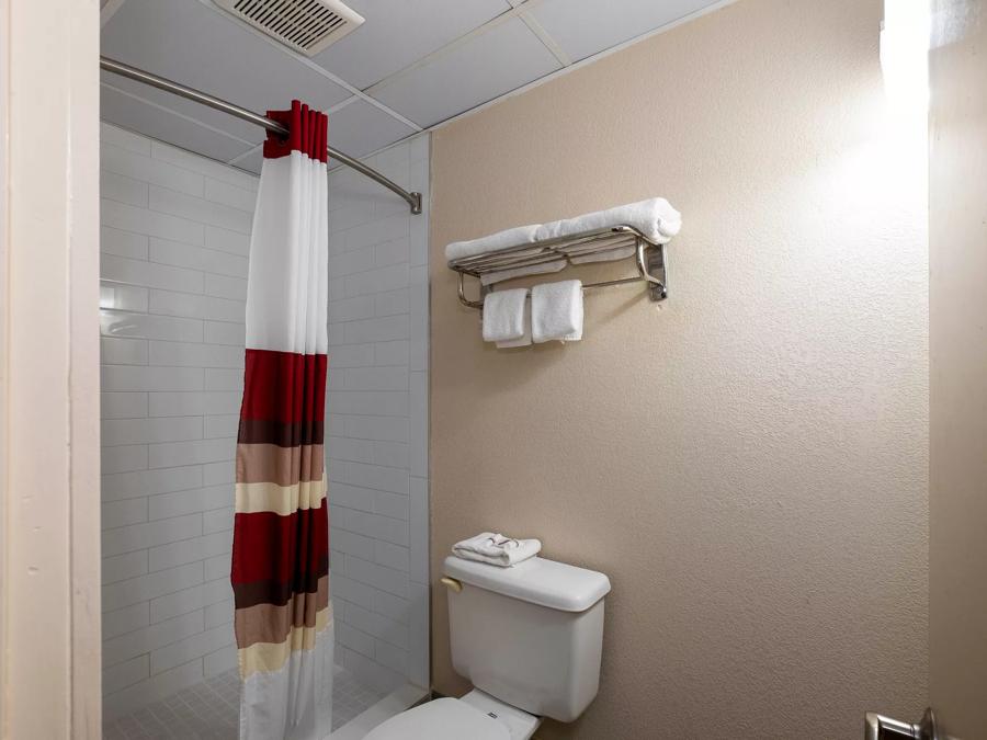 Larger Superior King Smoke Free Bathroom Image