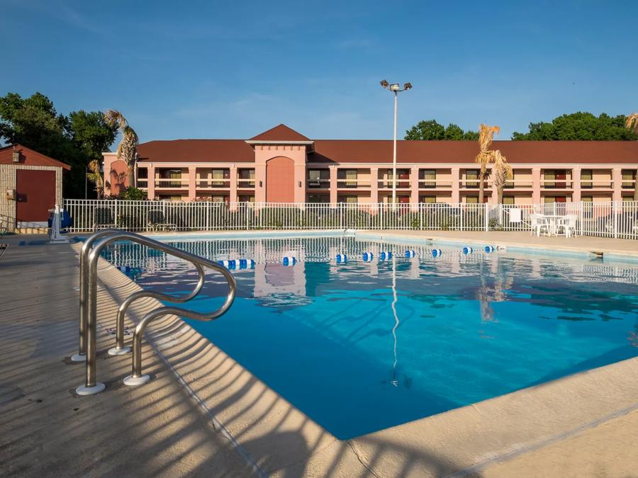 Red Roof Inn Virginia Beach - Norfolk Airport Seasonal Outdoor Pool Image