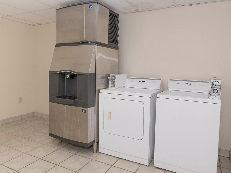 Red Roof Inn & Suites Cleveland - Elyria Laundry Image
