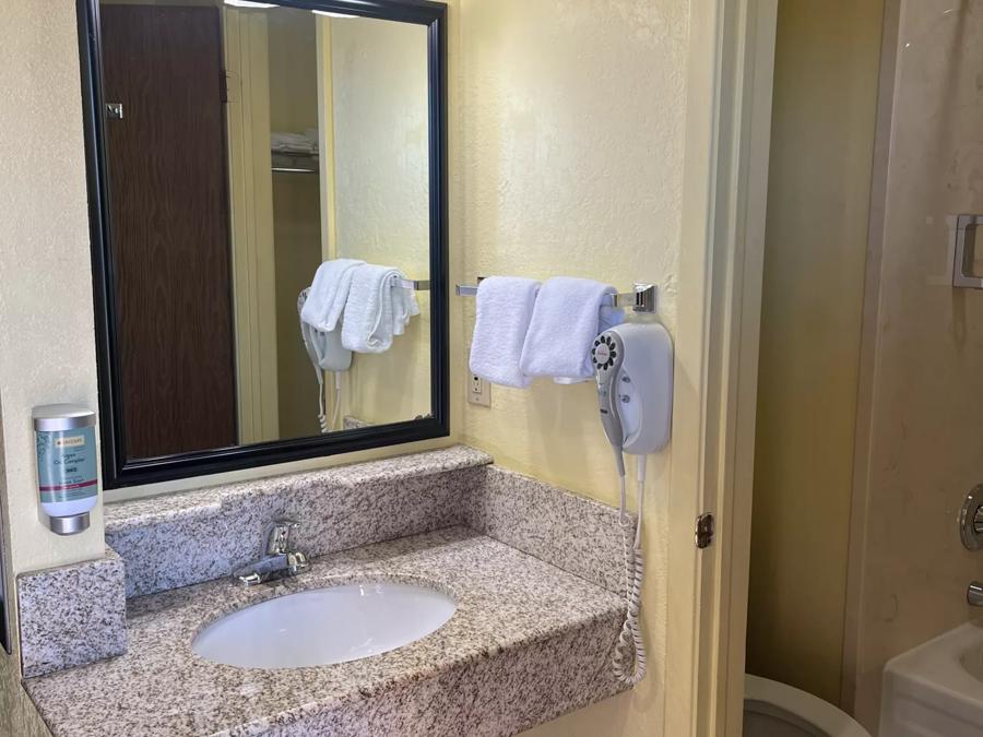 Red Roof Inn & Suites Sulphur Springs Bathroom Image