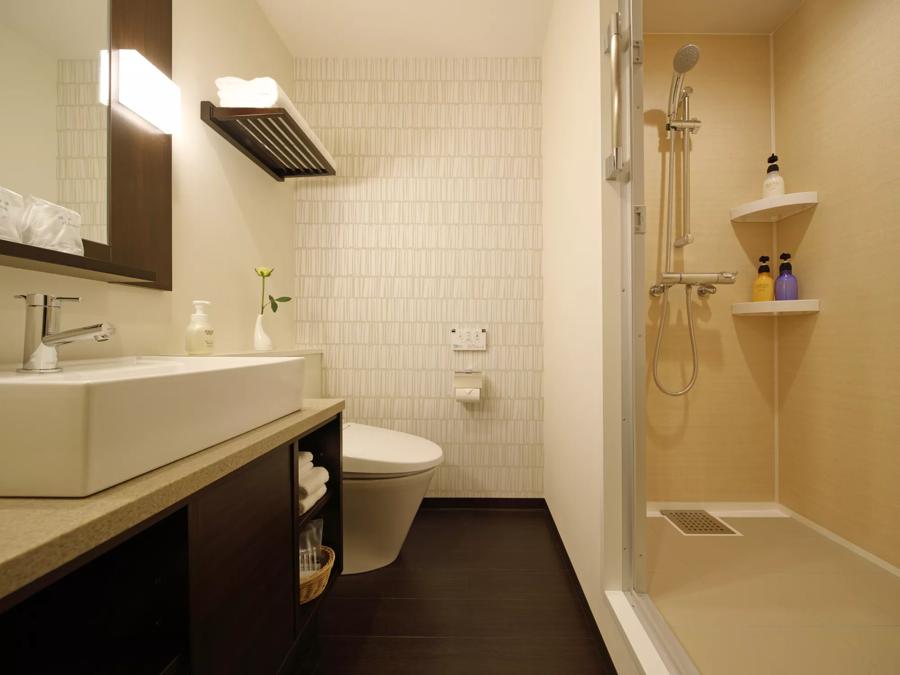 1 Full Bed Non-Smoking Bathroom Image