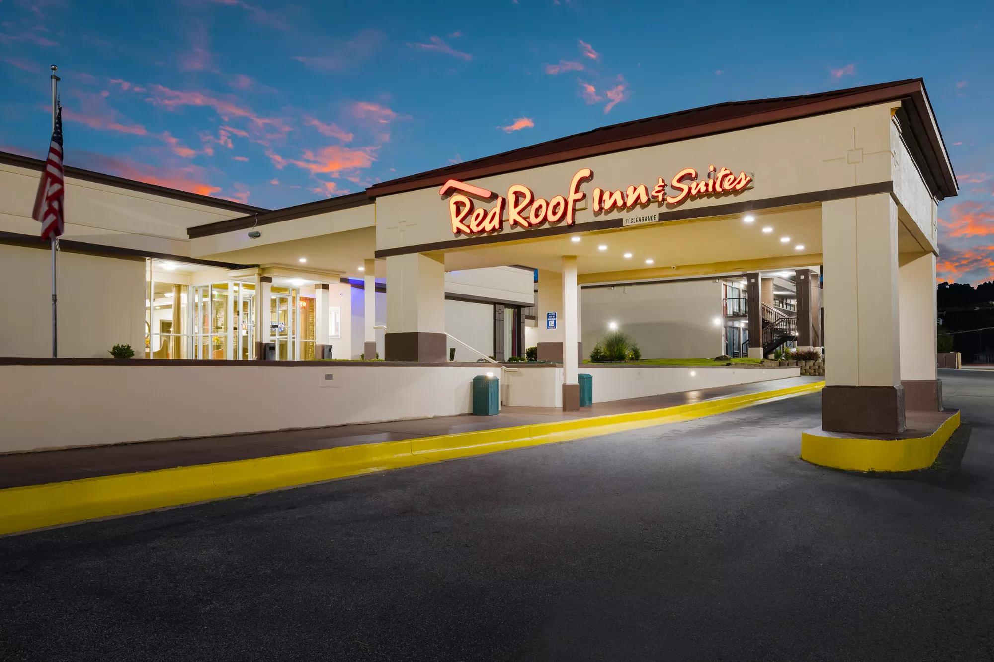 Red Roof Inn & Suites Anderson, SC Exterior Night