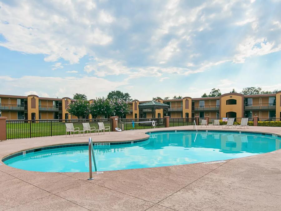 Red Roof Inn Forsyth Outdoor Swimming Pool Image