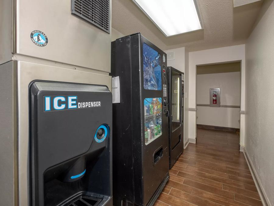 Red Roof Inn Raleigh North-Crabtree Mall/Lenovo Center Vending Image
