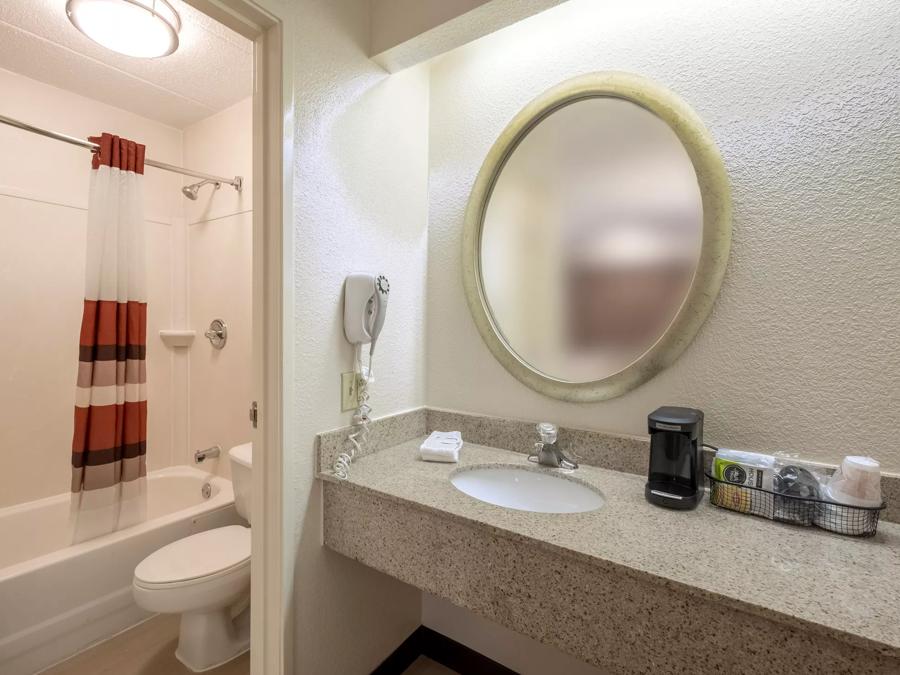 Red Roof Inn Milford - New Haven Superior King Smoke Free Bathroom Image