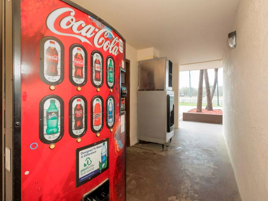 Red Roof Inn MacClenny Vending Image