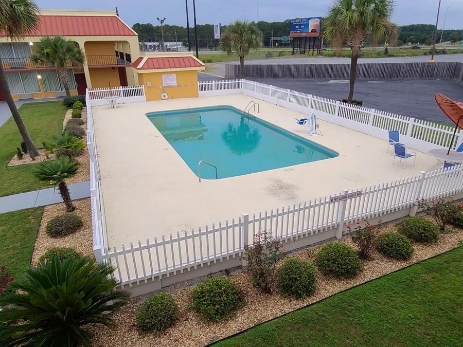 Red Roof Inn Tifton Pool Image