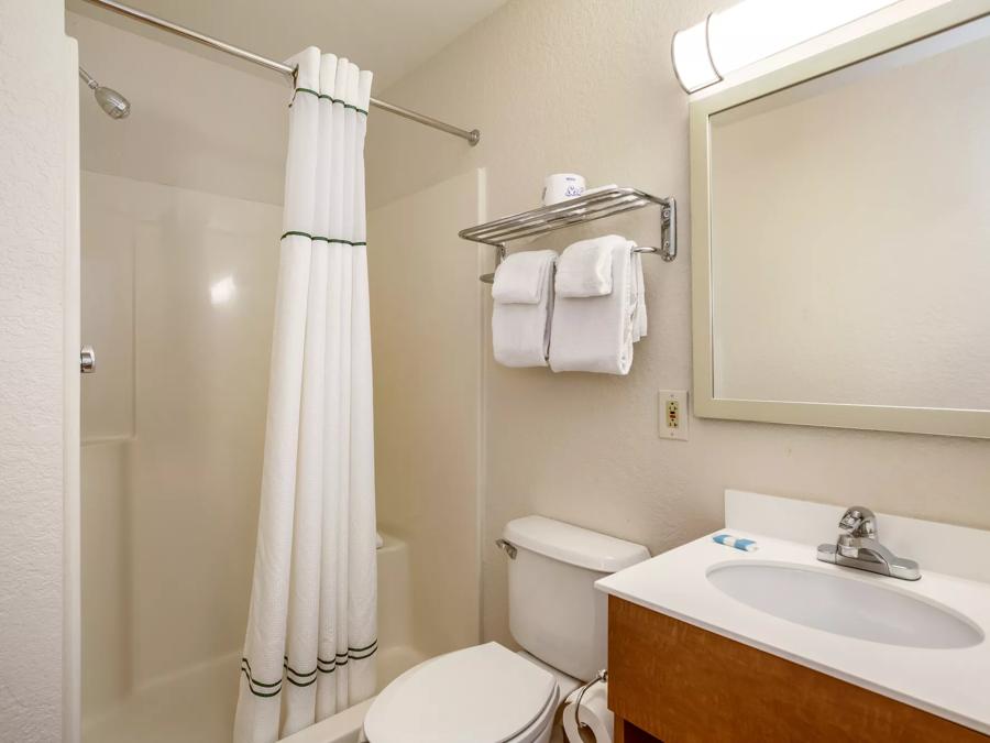 HomeTowne Studios Philadelphia - Maple Shade, NJ Studio 2 Queen Bathroom Image