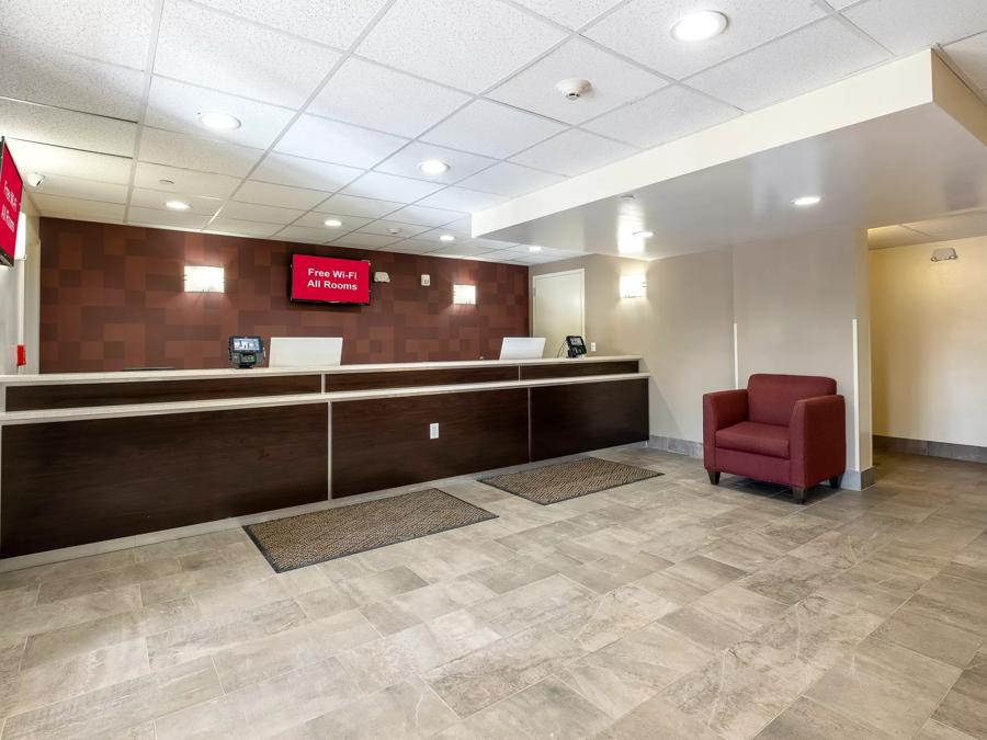 Red Roof PLUS+ Tuscaloosa - University Front Desk Image