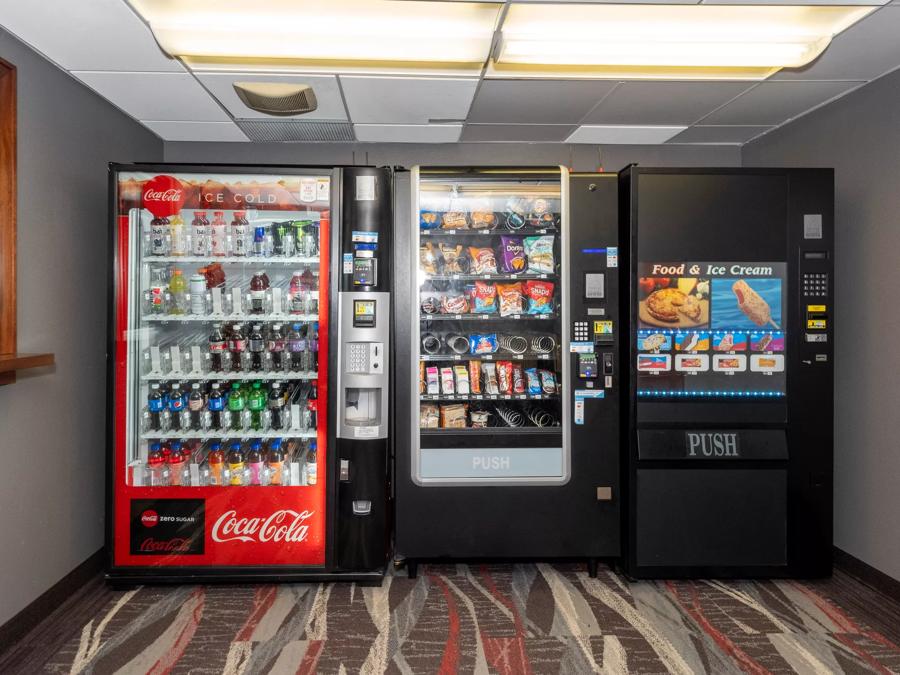 Red Roof Inn & Suites Wilmington - New Castle Vending Image