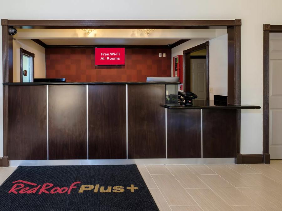 Red Roof PLUS+ Hammond Front Desk Image