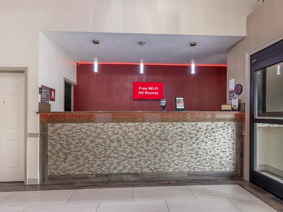 Red Roof Inn & Suites Clinton, MS Front Desk Image