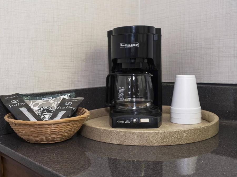 Red Roof Inn Uhrichsville Superior King Room Amenities