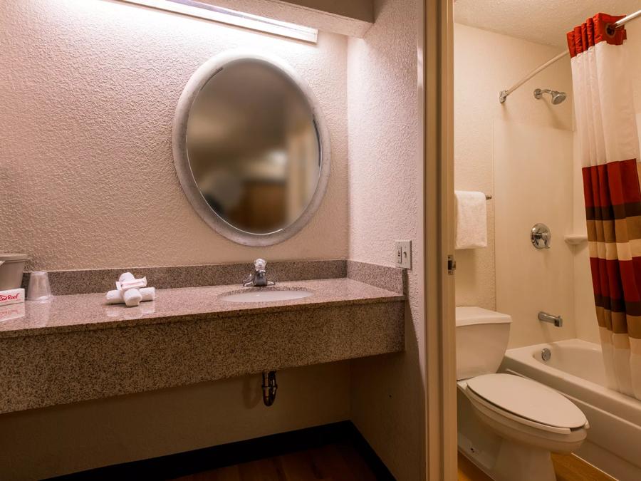 Red Roof Inn Fairmont Superior King Bathroom Image