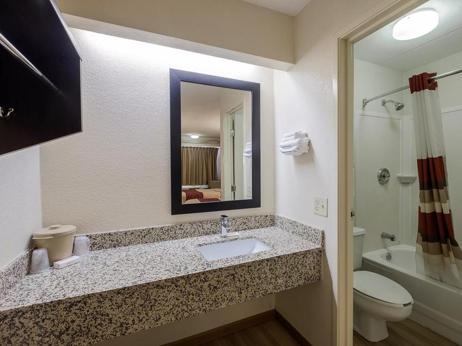 Red Roof Inn Chicago-O'Hare Airport/Arlington Hts Deluxe 2 Full Beds Non-Smoking Bathroom