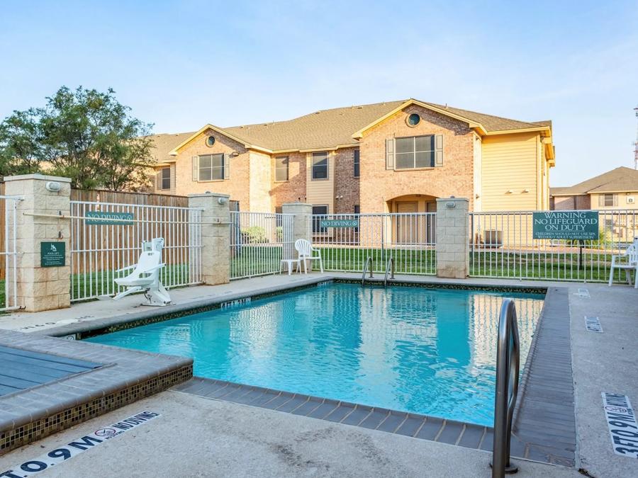 Red Roof Inn & Suites Midland Pool Image