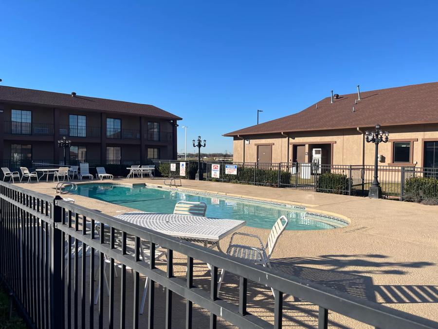 Red Roof Inn & Suites Sulphur Springs Pool Image